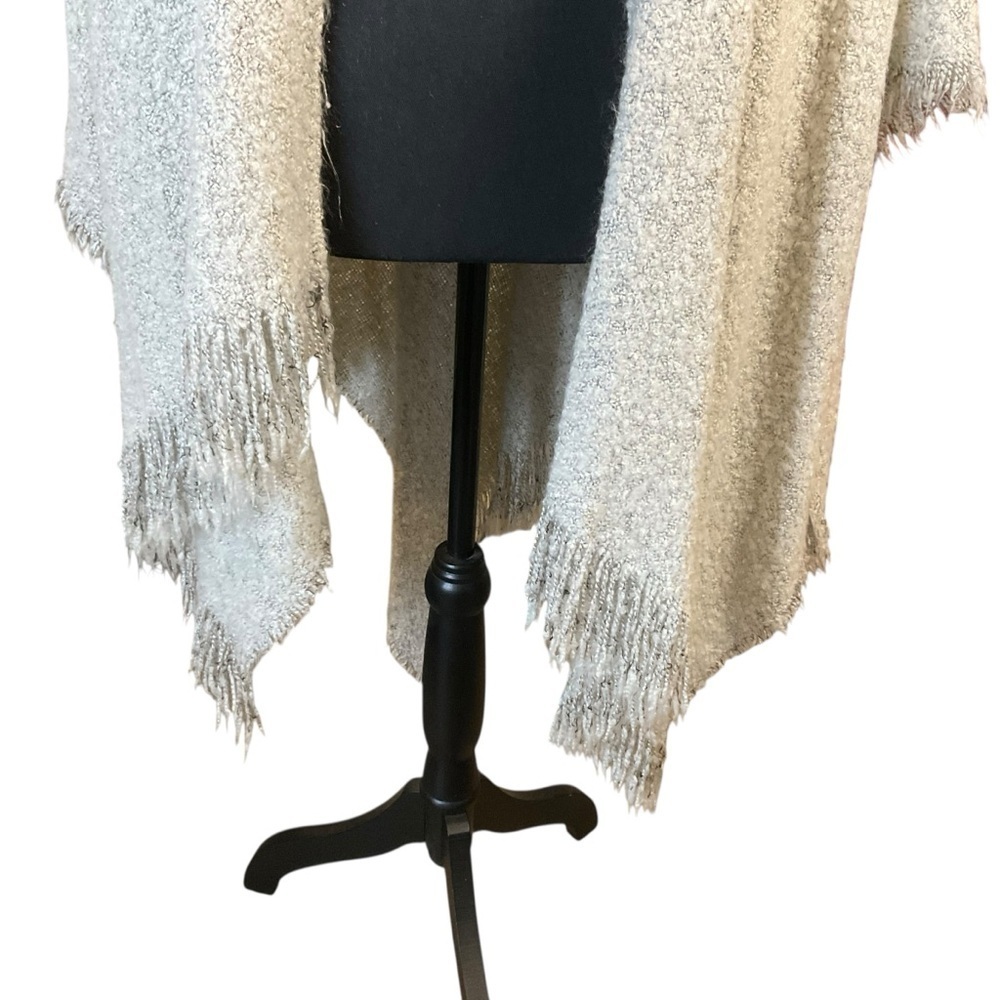 Isaac Mizrahi New York Gray Boucle Fringe Shawl Wrap - Picture 6 of 7
